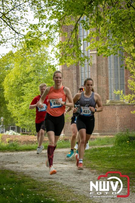 Volle terrassen, bruisende kleedjesmarkt en sportieve Wallenloop: Elburg leeft tijdens koningsdag! - &copy; NWVFoto.nl
